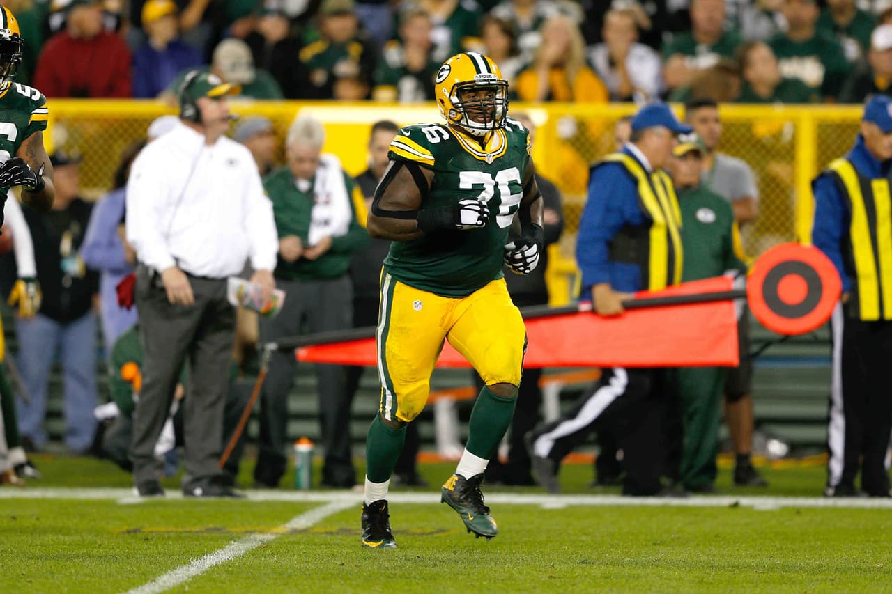Liniero defensivo Mike Daniels firma 4 años y 42 mdd con los Packers