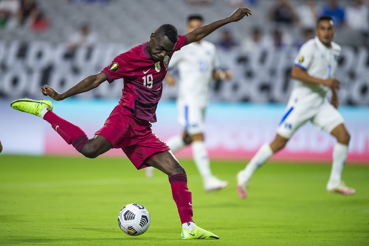 Corrían apenas dos minutos de juego, cuando el delantero catarí, Almoez Ali, se acomodó y disparó para anotar el gol de vestidor.