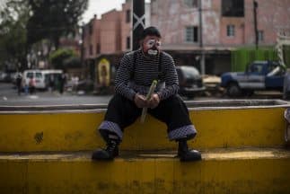 El alza al salario mínimo en México no alcanza ni para comprar una manzana