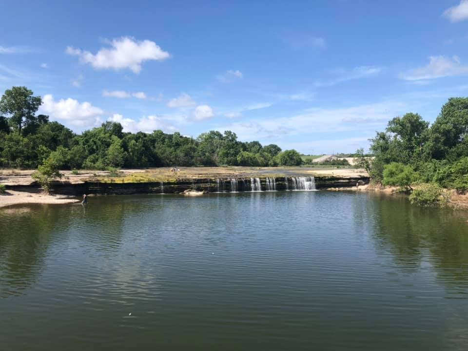 <a href="https://www.fortworth.com/listings/marion-sansom-park/8361/" target="_blank">El Parque Marion Sansom Park</a> cuenta con varias características a través de un área boscosa y vistas panorámicas al lago Lake Worth.
<br>
<br>