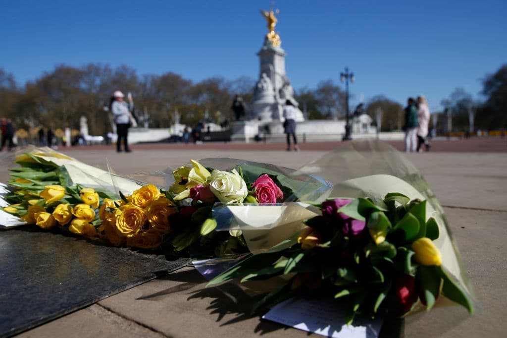 En las afueras del Palacio de Buckingham las personas siguen dejando flores en honor a Felipe.
