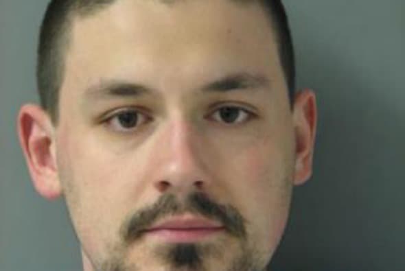 Un hombre en Chicago enfrenta cargos por golpear a su hijo de dos meses de nacido