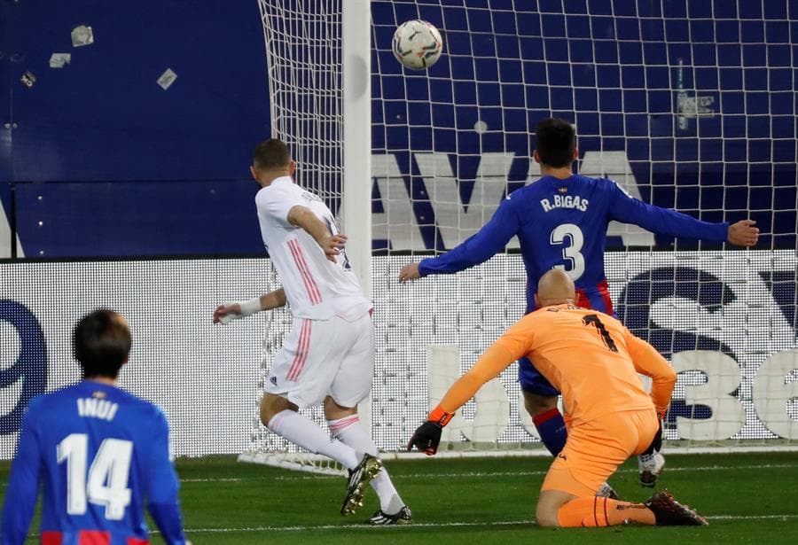 Real Madrid se impone ante el Eibar 3-1 en la Jornada 14 de LaLiga. Karim Benzemá abrió el marcador al minuto 6, cuando seguido cayó el gol de su compañero Luka Modric. Kike García, al minuto 28, anotaba el único tanto para los 'Armeros' y es hasta el minuto 92 cuando Lucas Vázquez pone la cereza en el pastel para el triunfo del equipo merengue.