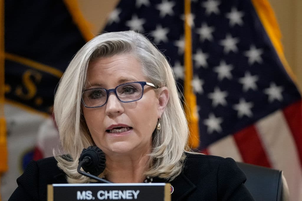 Liz Cheney dice que el comité que investiga el asalto al Capitolio tiene evidencias para recomendar una acusación contra Trump