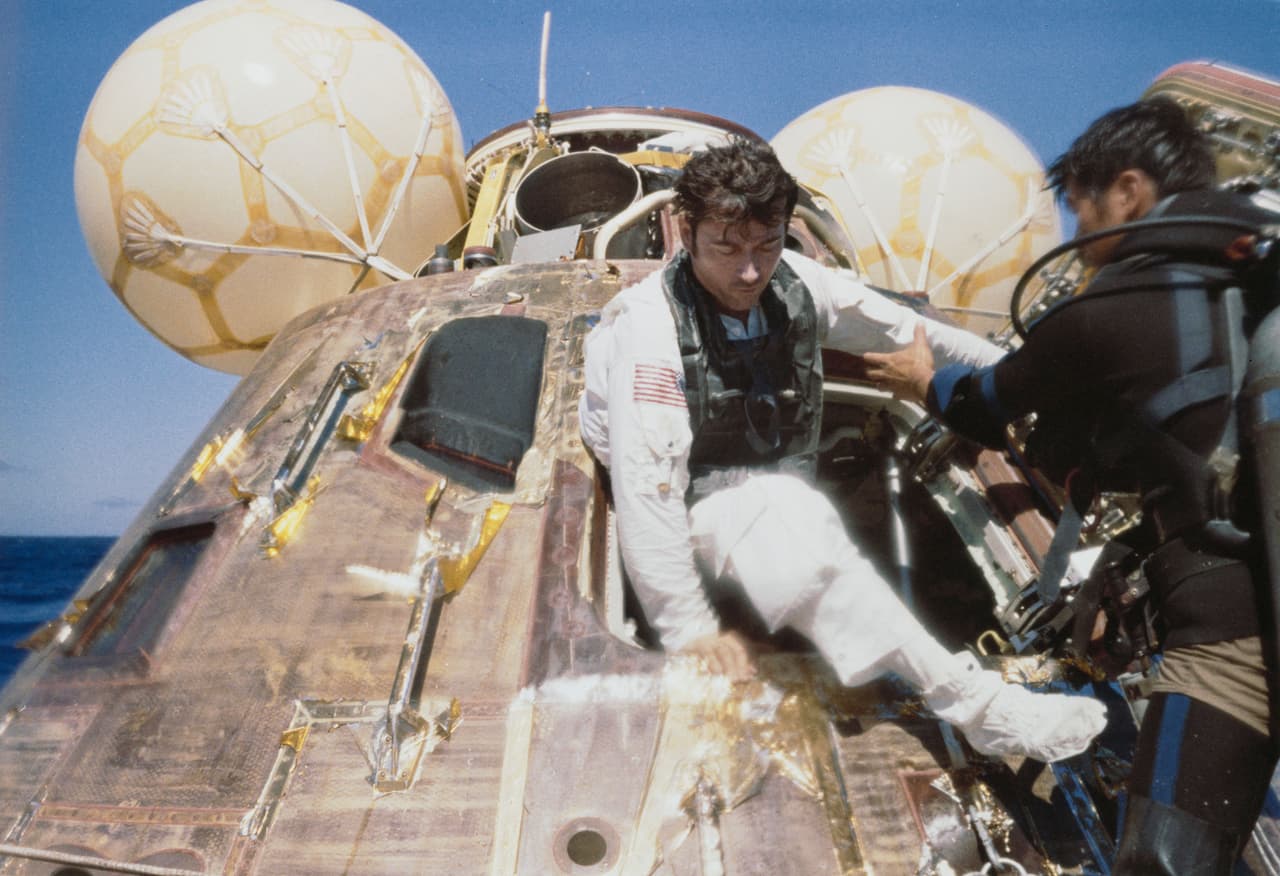John Young, comandante de la misión Apolo 16, saliendo de la cápsula que lo trajo de vuelta a la Tierra en el Océano Pacífico después de 11 días en el espacio. 
<br>
<br>La nave se convirtió en una pieza histórica del programa espacial de Estados Unidos, sin embargo, la falta de mantenimiento dejó que dentro de la vitrina que protege a la nave crecieran telarañas. También se vieron tarjetas de los visitantes, un lápiz, dinero, una cucharilla y hasta pintura de labios. 
<br>