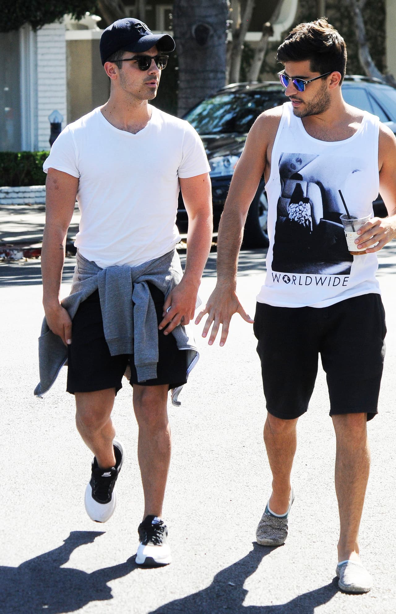 ¡La sudadera en la cintura ha vuelto! Joe Jonas la porta con estilo sobre sus shorts oscuros. ¡Prueba este 'look'!