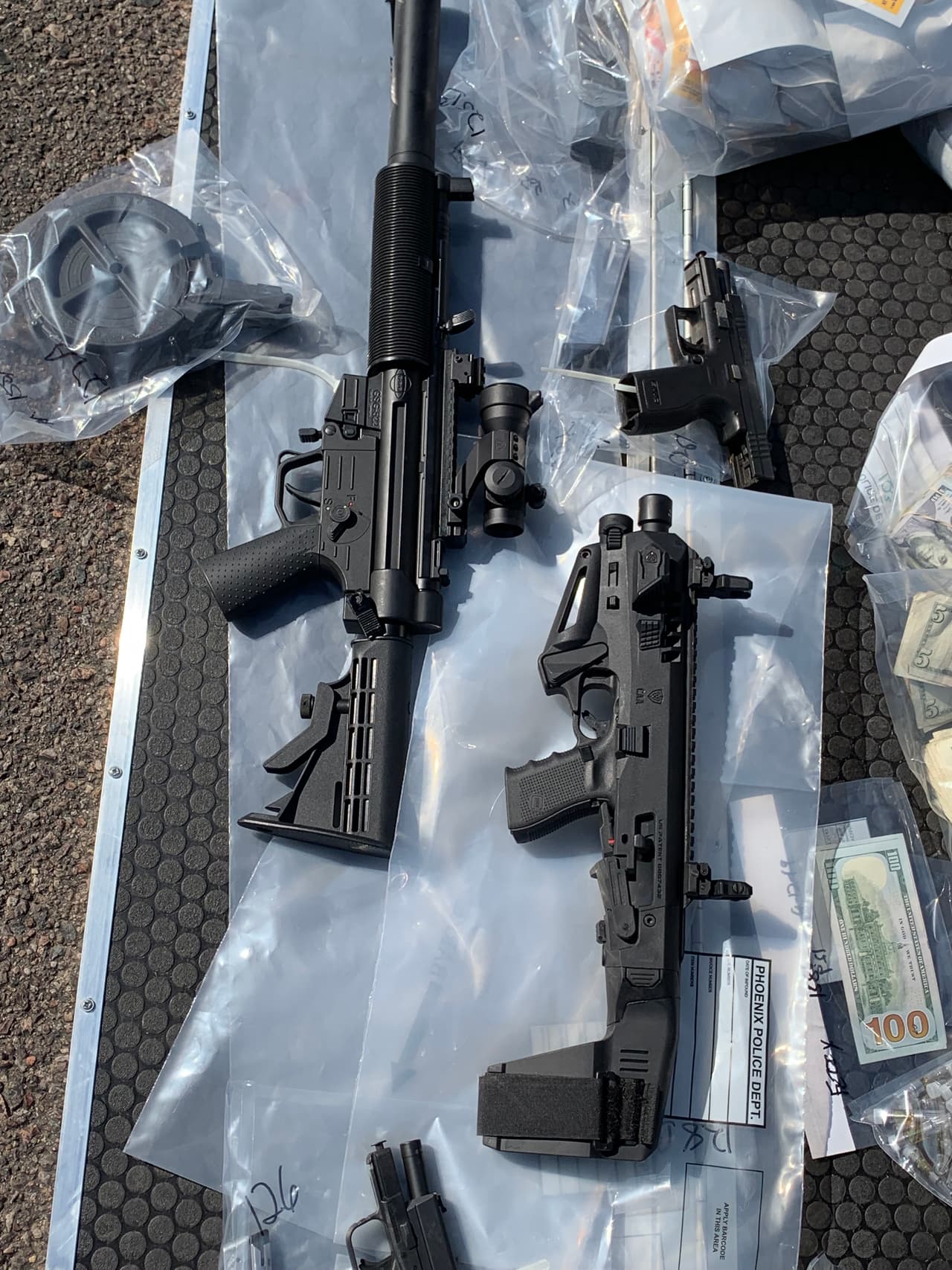 Dos individuos fueron arrestados y los detectives también confiscaron más de $ 380,000 en drogas ilegales, armas de fuego y efectivo.
<br>