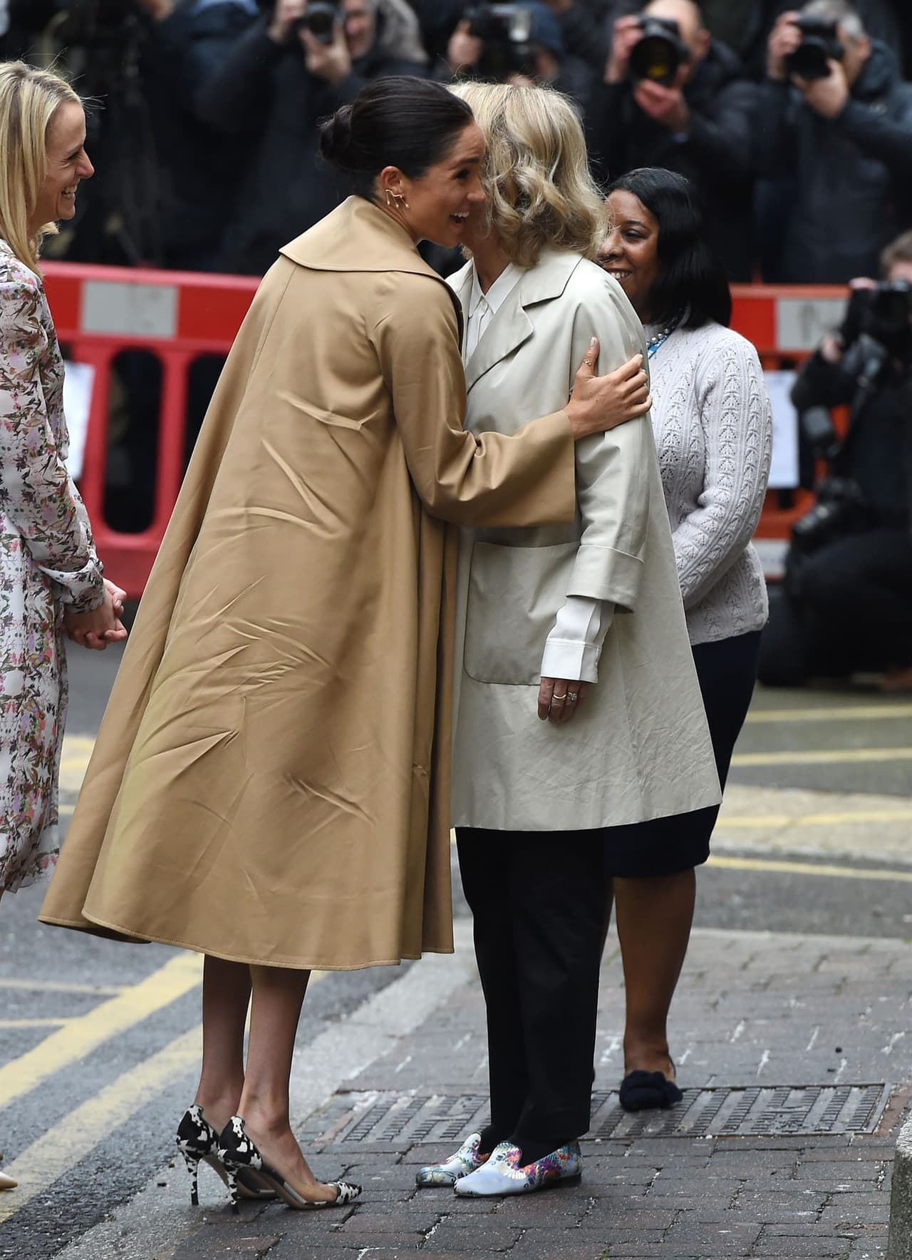 El abrigo de largo a media pierna tenía solapas redondeadas y corte semicircular.