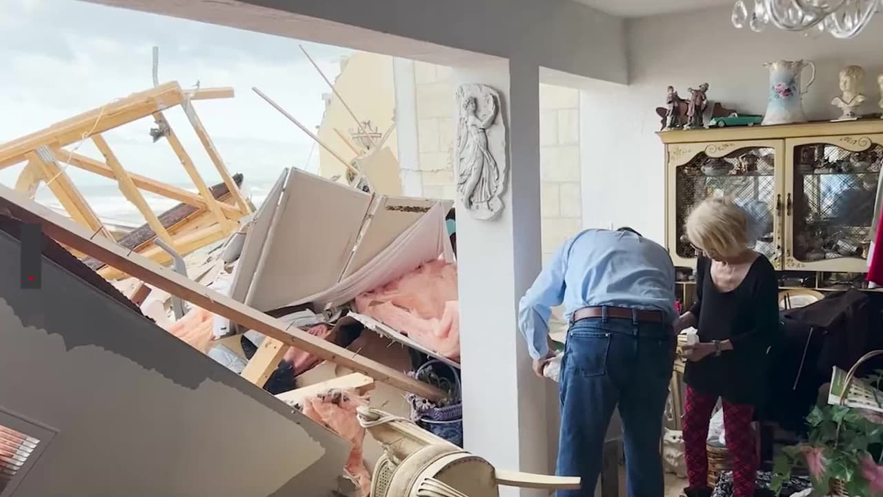 La casa de toda la vida de Nina Lavigna en Wilbur-by-the-Sea, Florida, se derrumbó este jueves y fue sorprendida por un grupo de vecinos e incluso autoridades del condado Volusia que la ayudaron a salvar lo que le quedaba.