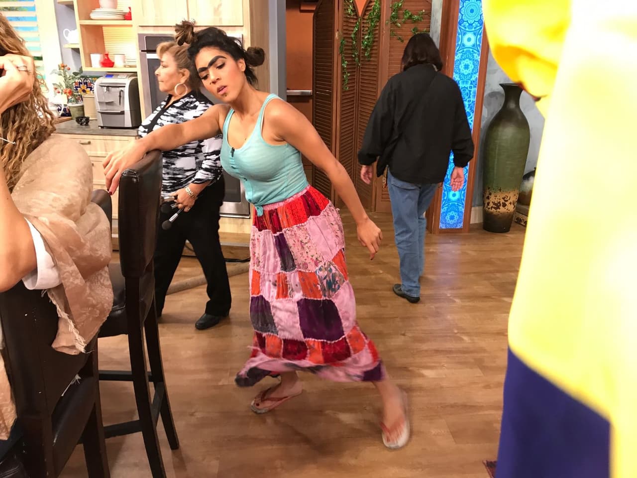 Y mientras Ana se divertía, Mela la Melaza estaba lista para hacer de las suyas.