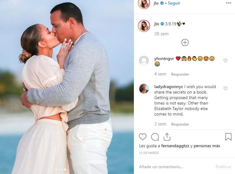 La segunda razón de People fue su 
<b><a href="https://www.univision.com/famosos/jennifer-lopez-y-alex-rodriguez-se-comprometen-y-ella-muestra-el-anillo-fotos" target="_blank">compromiso con A-Rod</a></b>, después de poco más de dos años de noviazgo.
