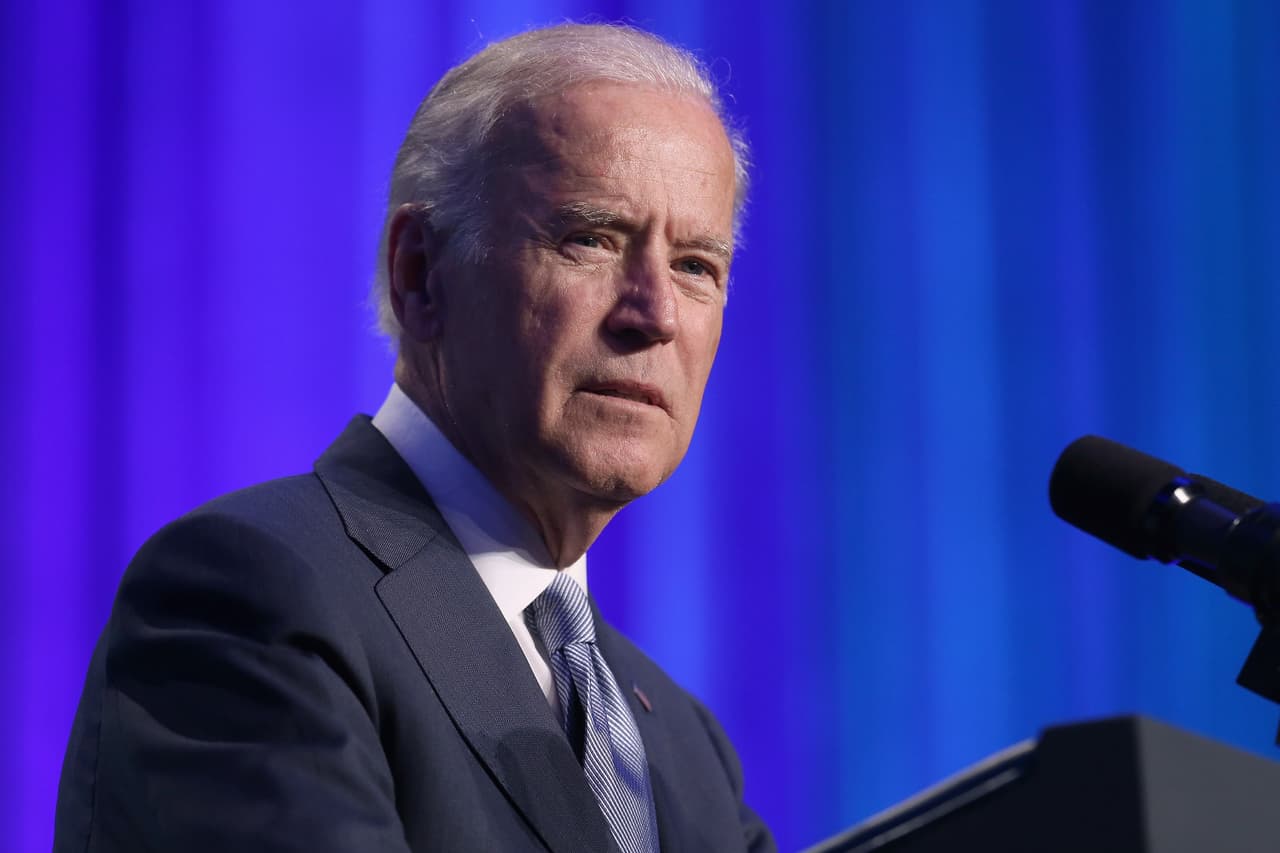 Detienen a hombre presuntamente armado cerca del evento de Biden
