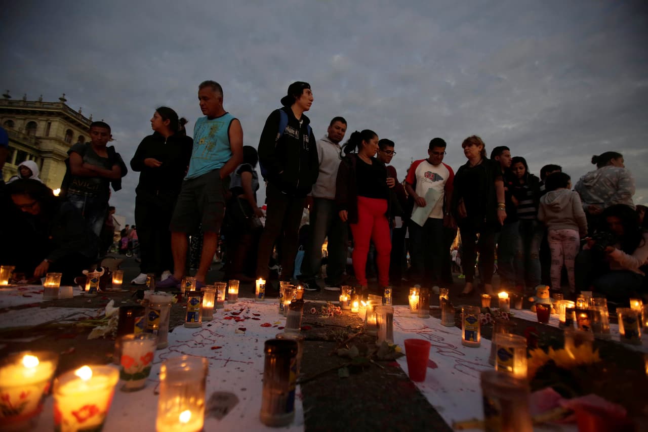 Los manifestantes ruenidos frente al Palacio Presidencial. En el lugar convivían niños huérfanos, menores que habían sufrido violencia doméstica o que padecían alguna discapacidad. También eran albergados menores que supuestamente habían cometido delitos. (Saúl Martínez/Reuters)