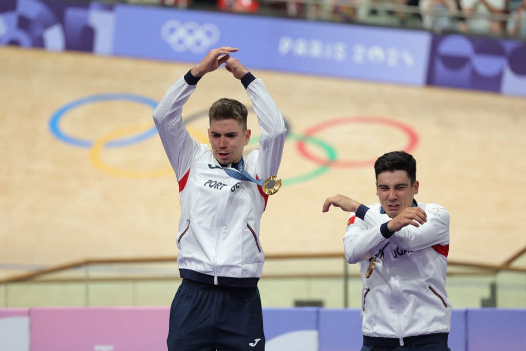 El lindo gesto de CR7 con ciclistas que festejan medalla de oro imitándolo