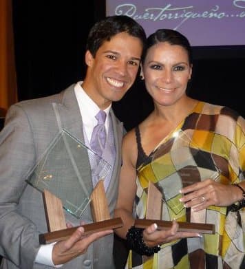 Recibiendo el Premio Orgullo Puertorriqueño junto a Olga Tañón.