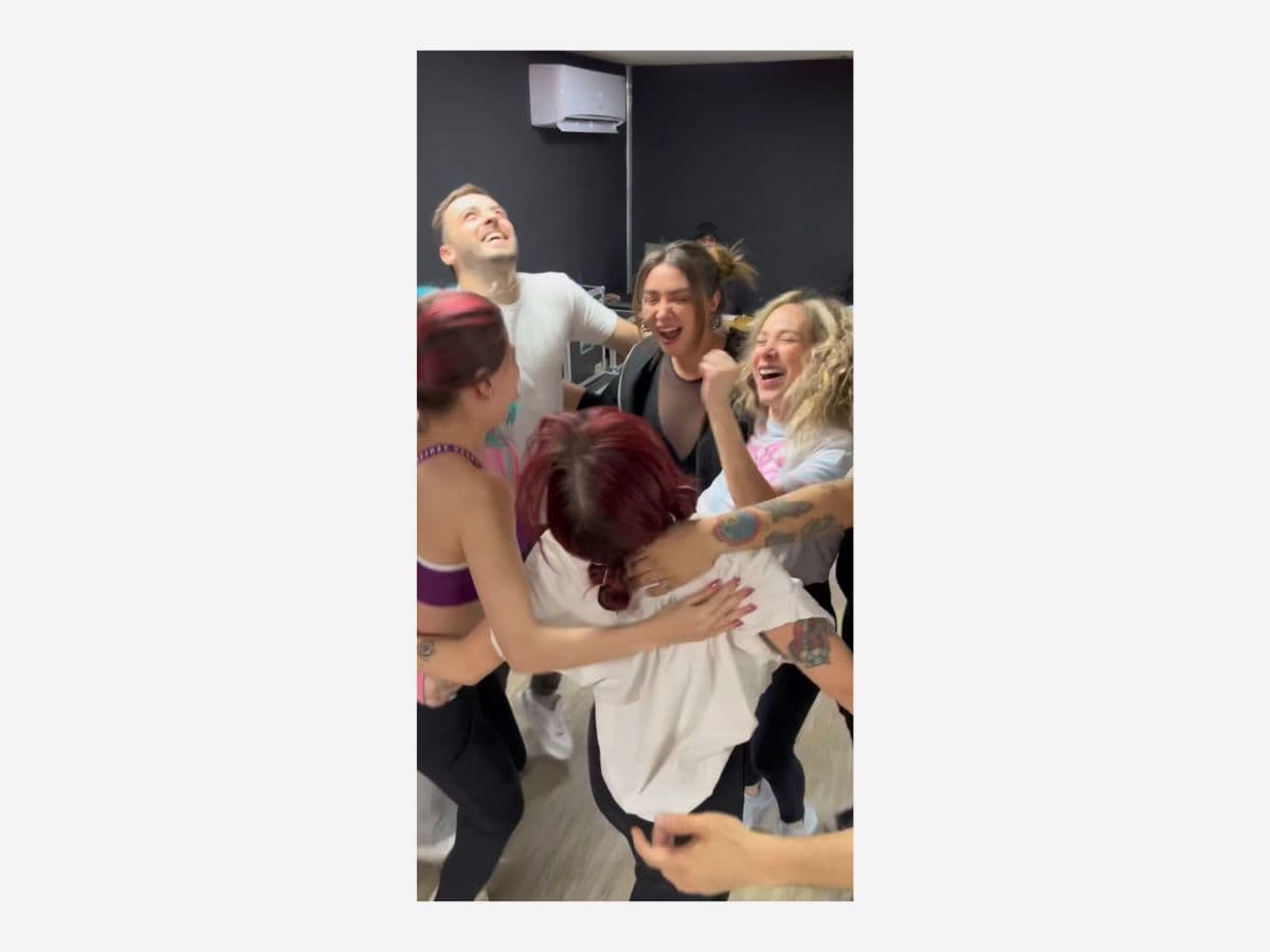 Daniela Luján y Martín Ricca se reencuentran con actores de 'Cómplices al rescate'.