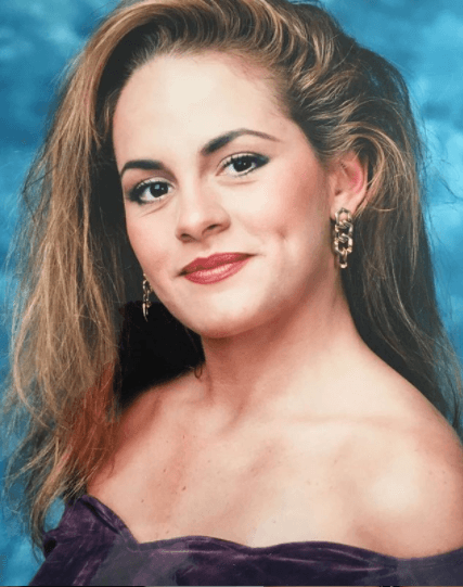 A los 16 años terminó la preparatoria y posteriormente ingresó al Centro de Educación Artística de Televisa.
<br>