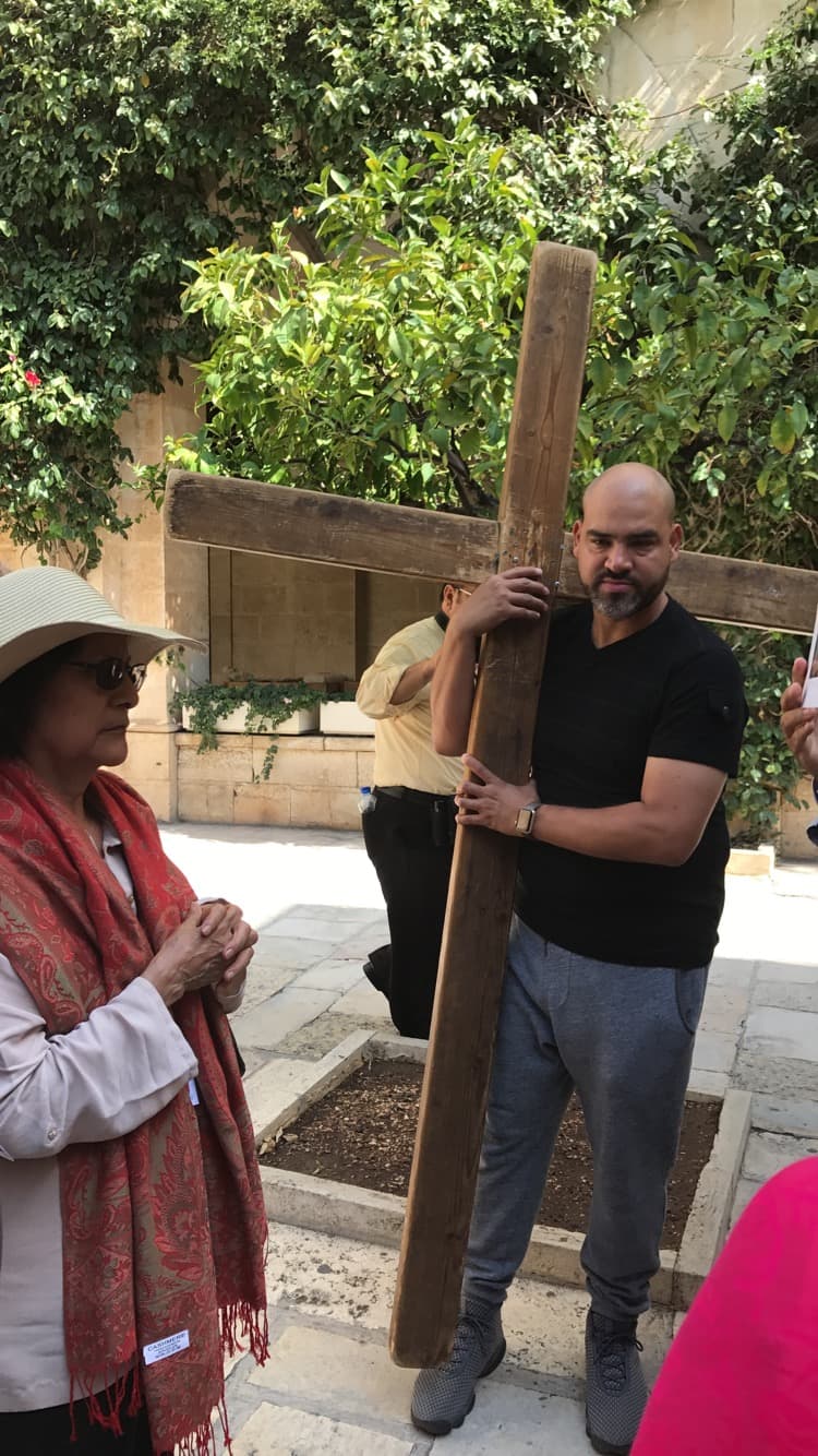 Recorriendo los pasos en el lugar de la crucifixión y muerte de Jesús.