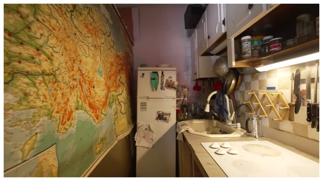 Su cocina está equipada con todo lo necesario, y a diferencia de la del actor 
<a href="https://www.univision.com/local/nueva-york-wxtv/eli-young-vive-ambulancia-nueva-york-youtube">Eli Young, que tiene en su apartamento-ambulancia</a> un minibar, Dahl prefiere té, bebida que dice consume por toneladas.