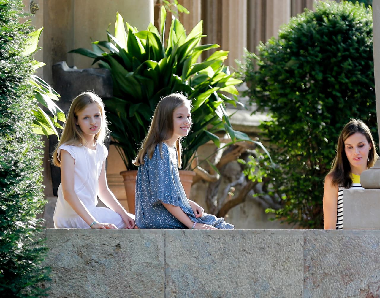 La princesa y la infanta bajaron los escalones de la puerta principal y posaron en uno de los laterales del Palacio.