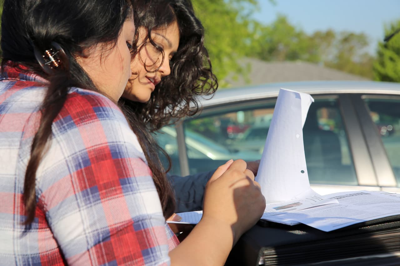 <b>“Llevan muchos años en Estados Unidos”. </b>La abogada Valeria Gómez revisa la documentación de una inmigrante afectada por la redada a las puertas de las oficinas de ICE en Knoxville, a unas 60 millas (95 km) del lugar de los hechos. De los 97 arrestados el 5 de abril, la mayoría quedaron recluidos en un centro de detención de ICE por semanas o todavía lo están. “El patrón era mantener detenidos a todos salvo que tuvieran una circunstancia extraordinaria, como una razón médica o mamás solteras”, explica Gómez. Es precavida, pero cree que algunos podrían evitar la deportación por llevar más de una década en el país, no haber tenido problemas con la ley y tener hijos estadounidenses. Sin embargo, esas cancelaciones son extraordinarias y 
<a href="https://www.univision.com/noticias/inmigracion/el-fiscal-general-sessions-busca-revertir-fallos-de-jueces-que-han-frenado-unos-200-000-casos-de-deportacion">complicadas en el contexto político actual</a>.