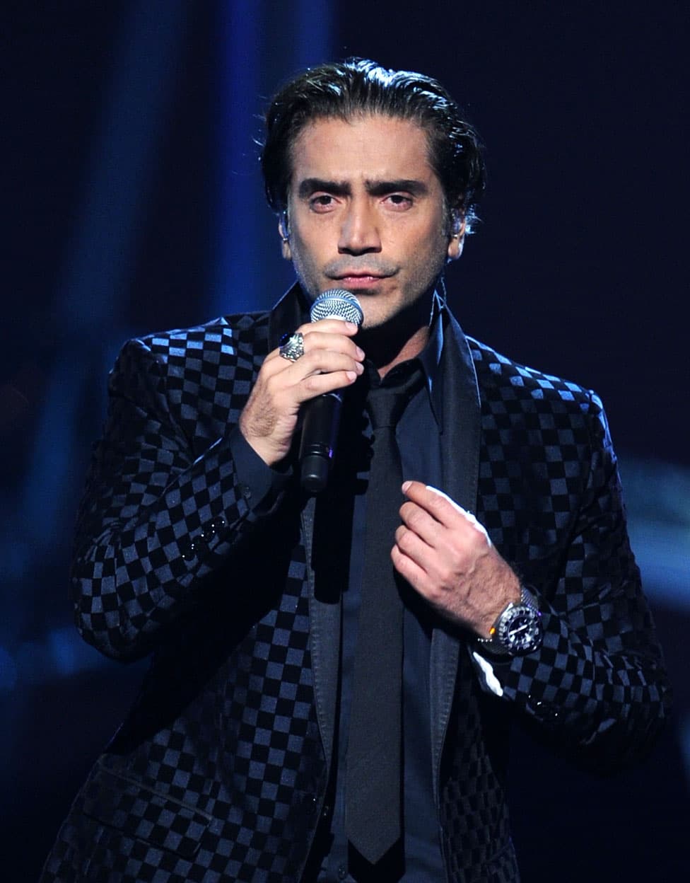 Lo criticaron cuando el intérprete de ‘Como quien pierde una estrella’ no dejaba de tocarse la nariz durante el concierto.
<br>