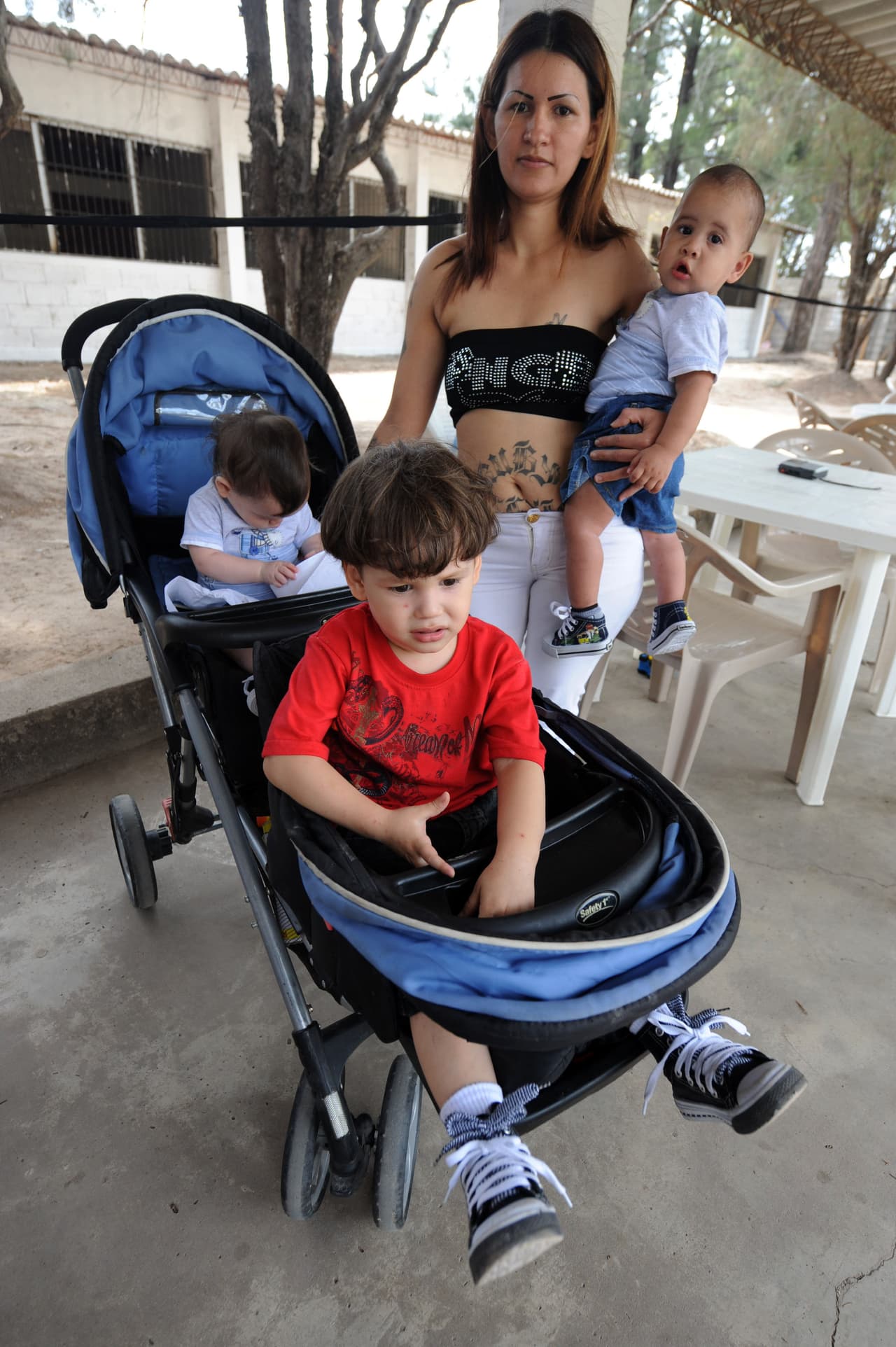 Embarazarse o tener hijos es la principal razón de su salida de la organización. En la imagen, Rumalda Fernández, integrante de la MS-13, cuidaba a sus hijos en una cárcel de Honduras.