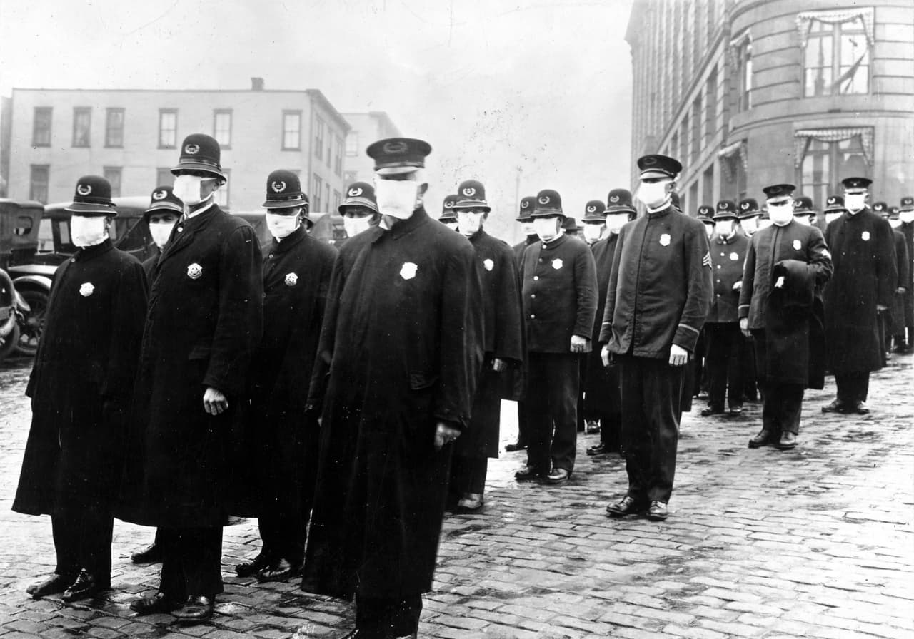 Policías de Seattle, Washington, protegidos con máscaras hechas por la Cruz Roja, en diciembre de 1918. La mortalidad del virus fue alta en personas menores de 5 años, de 20 a 40 años y en mayores de 65. La alta mortalidad en personas sanas (no vulnerables como ancianos o enfermos) fue una característica única de esta pandemia.