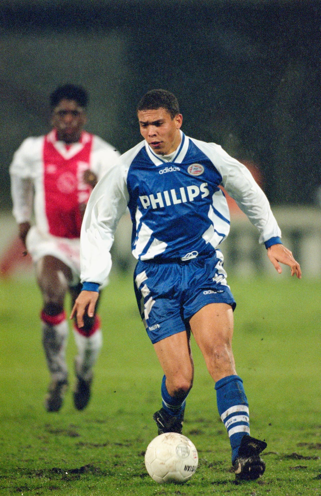 Tras ser goleador del Cruzeiro y ser llamado a la selección de Brasil para el Mundial de Estados Unidos 1994 –en el que fueron campeones–, Ronaldo Nazario dio el salto a Europa con el PSV Eindhoven.
