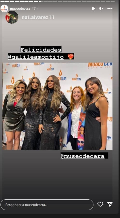 Galilea Montijo posó con una gran sonrisa junto a la estatua y sus allegados, entre ellos, la productora de Hoy, Andrea Rodríguez.