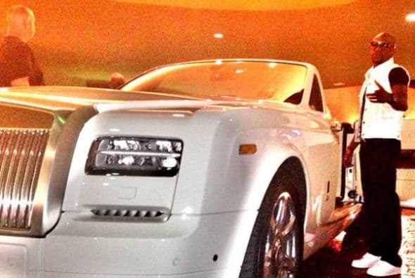 Rolls-Royce Drophead Coupe  Motor V12 6.75 Lts.  Potencia 453 HP  Aceleración (0-60mph) 5.7 segundos  Velocidad Máxima 149 MPH (238 km/h)  Precio US$500,000