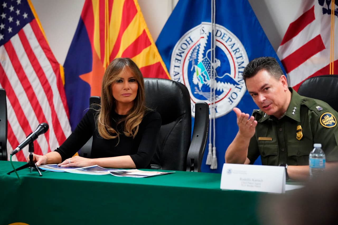 La primera dama, Melania Trump, conversa con Rodolfo Karisch, jefe de la Patrulla Fronteriza en el sector Tucson, durante su visia a las instalaciones. (AP Photo / Carolyn Kaster)