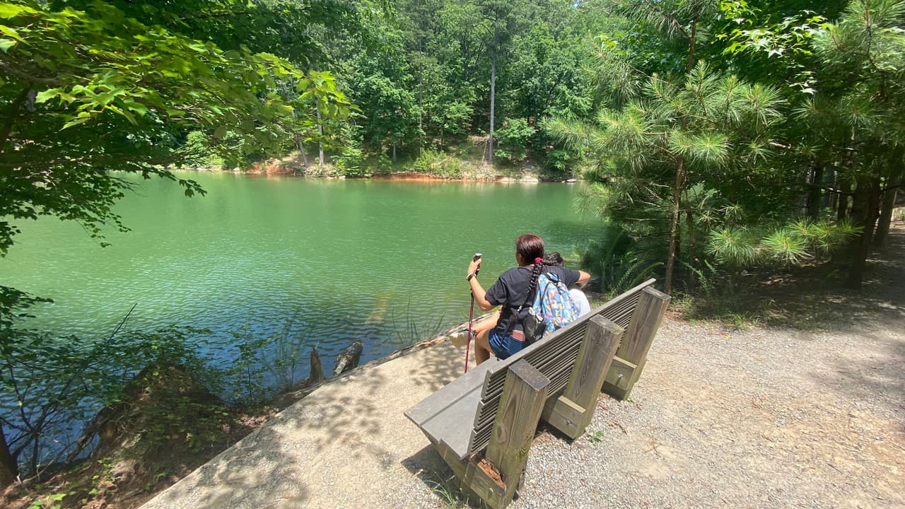 Es uno de los senderos más pintorescos y podrás apreciar y descansar a un lado de las aguas del lago, color turquesa.