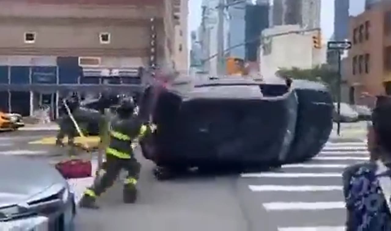 Al ayudar a víctimas de choque bombero es aplastado por camioneta en Manhattan