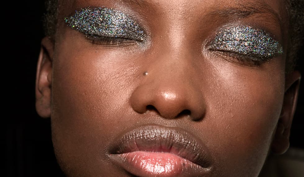 Kaleidoscope. Es una tendencia inspirada en los año 70, muy colorida en donde el maquillaje se lleva como adorno. Hay gran cantidad de brillos, tonos metálicos y tonalidades saturadas. Vemos el glitter y el color aplicado de manera precisa y controlada. “Todavía hay un espíritu de decadencia juvenil, hay una creatividad en la belleza que se siente más como un arte que como maquillaje… pero todo se vale”, afirma el maquillista Romero Jennings.