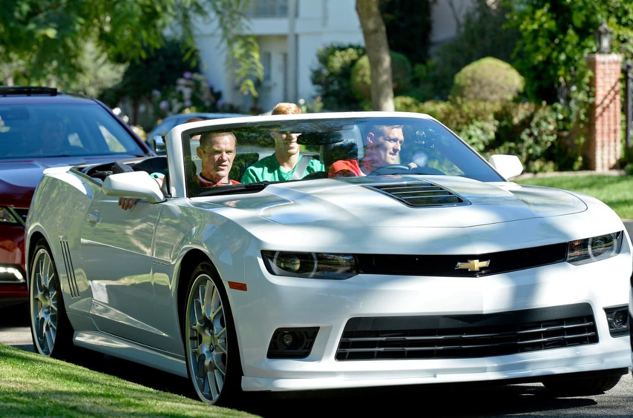 Cuando Hernández formó parte del Manchester United recibió a modo de obsequio un auto de Chevrolet, quien era patrocinador del equipo. En la imagen vemos a una de las estrellas del Manchester, Wayne Rooney, como copiloto de un Camaro convertible.