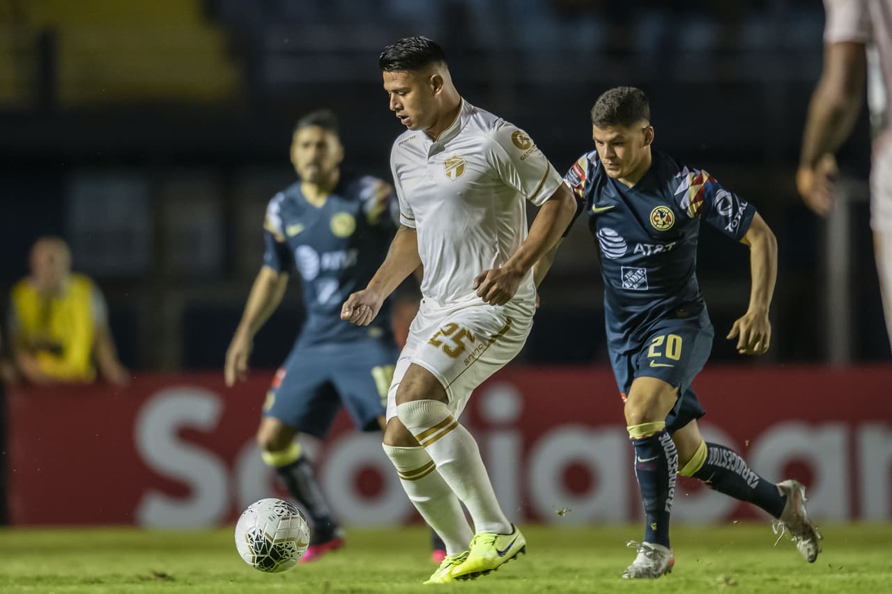 Alejandro Galindo se apoya con su arquero José Calderón tras la presión de Richard Sánchez.