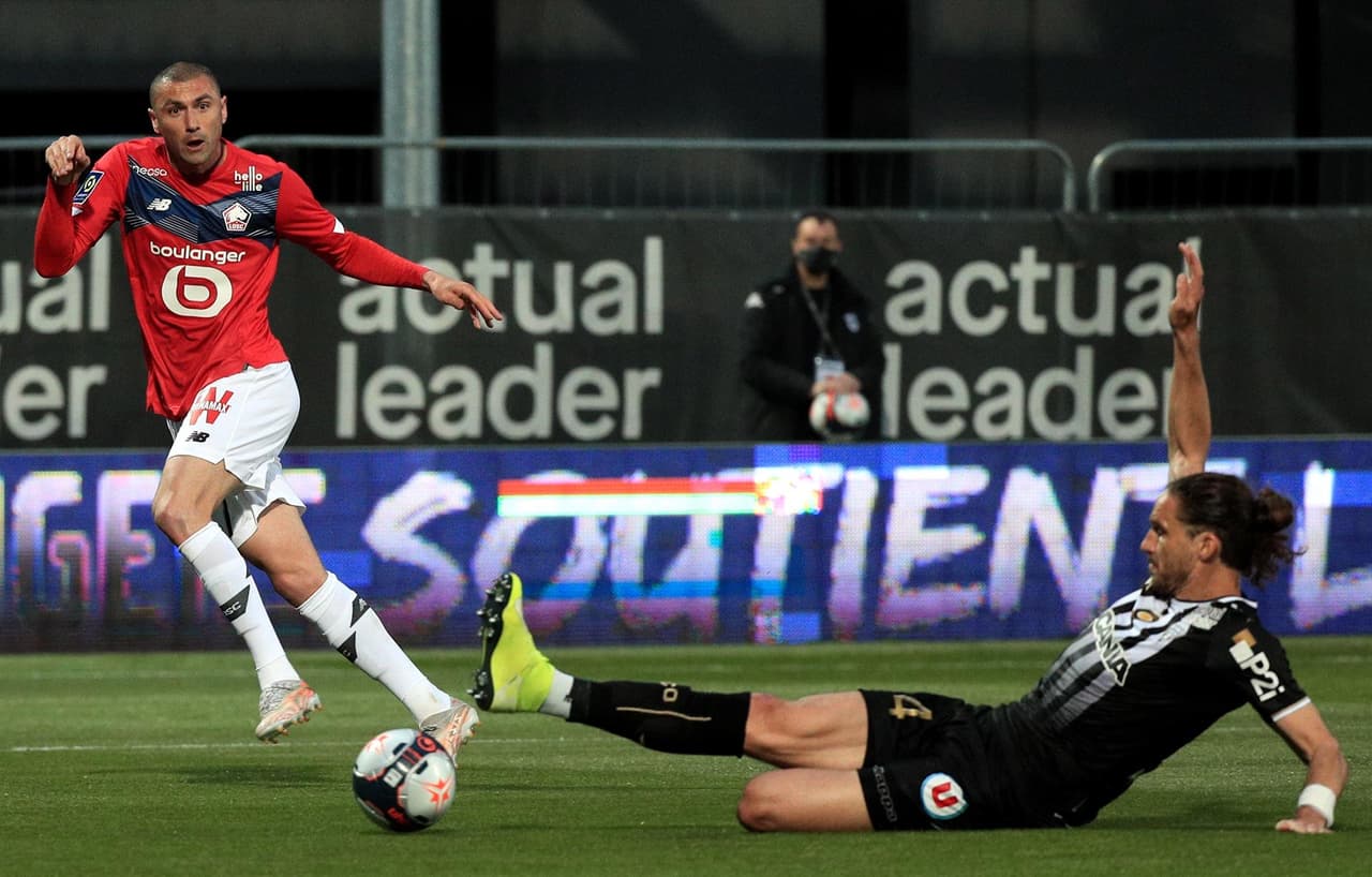 Lille rompió la sequía de campeonatos y se corona en la Ligue 1 tras 10 años sin lograrlo. Jonathan Davis y Burak Yilmaz le dieron la victoria a su equipo frente al Angers y le rebatan la gloria al equipo millonario del Paris Saint-Germain.