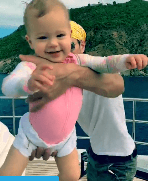 Solo comentó: “En mi nieta (Lucy, en la foto) 
<b>veo muchísimo Iglesias</b>, en el chaval (Nicholas) veo más la parte rusa".