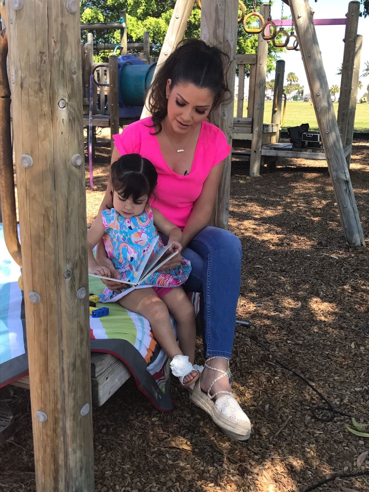 Giulietta estaba fascinada jugando con libros y gozando de este bello día.