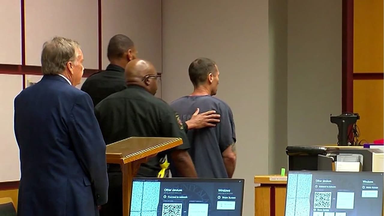 Un hombre acusado de matar a su abuela y a su tía hace una controversial petición durante audiencia