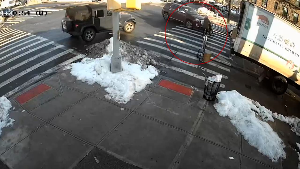 Hombre huye de la escena tras atropellar a una mujer y un niño de 2 años en El Bronx