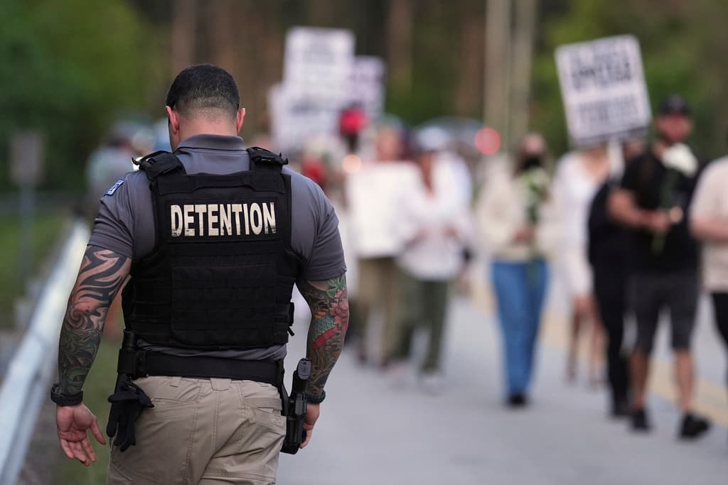 Gobierno de Trump dice que deporta a casi 20,000 inmigrantes al mes, pero quiere crear al menos 600,000 indocumentados