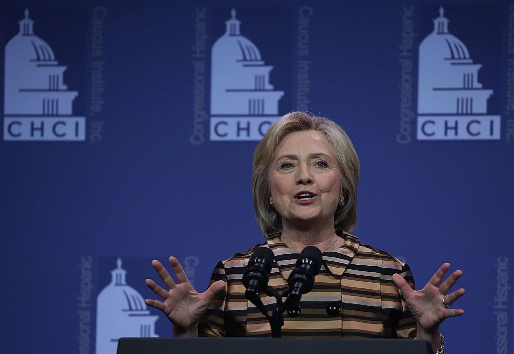 <b><a href="https://www.univision.com/noticias/politica/investigacion-a-hillary-clinton-llega-a-dos-anos-sin-hallar-pruebas-sobre-corrupcion-segun-the-washington-post">La esposa del expresidente Bill Clinton</a></b> también comentó que asistió al cine recientemente para ver 'Knives out', la cual le pareció muy divertida y añadió que: "no puedo ir tan a menudo al cine como me gustaría".
<br>