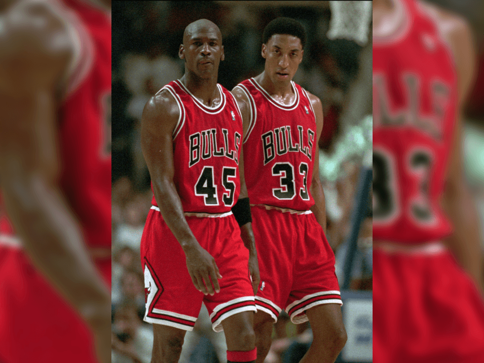 La llegada del jugador Scottie Pippen a los Bulls fue clave, pues era el segundo mejor jugador de la liga y hacía excelente mancuerna con Jordan, sin embargo, siempre vivió a la sombra y con un salario por demás bajo.