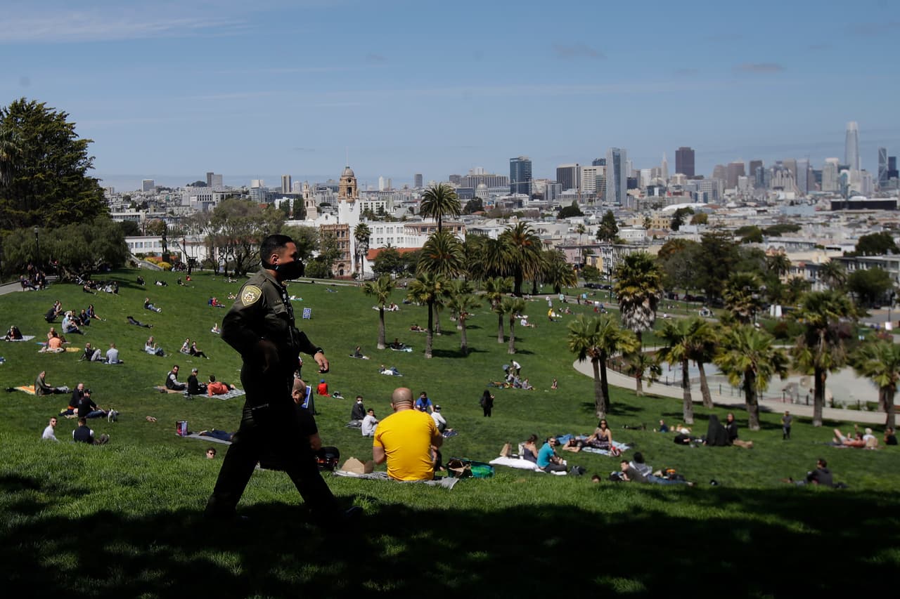 Al lugar también llegaron 'rangers' del Departamento de Parques Regionales, quienes le pidieron a los residentes marcharse si no estaban caminando, haciendo ejercicio o paseando a sus perros, 
<a href="https://www.univision.com/local/san-francisco-kdtv/coronavirus-lista-de-actividades-prohibidas-bajo-el-nuevo-toque-de-queda-en-la-bahia-de-san-francisco" target="_blank">actividades permitidas bajo la orden de confinamiento</a>.