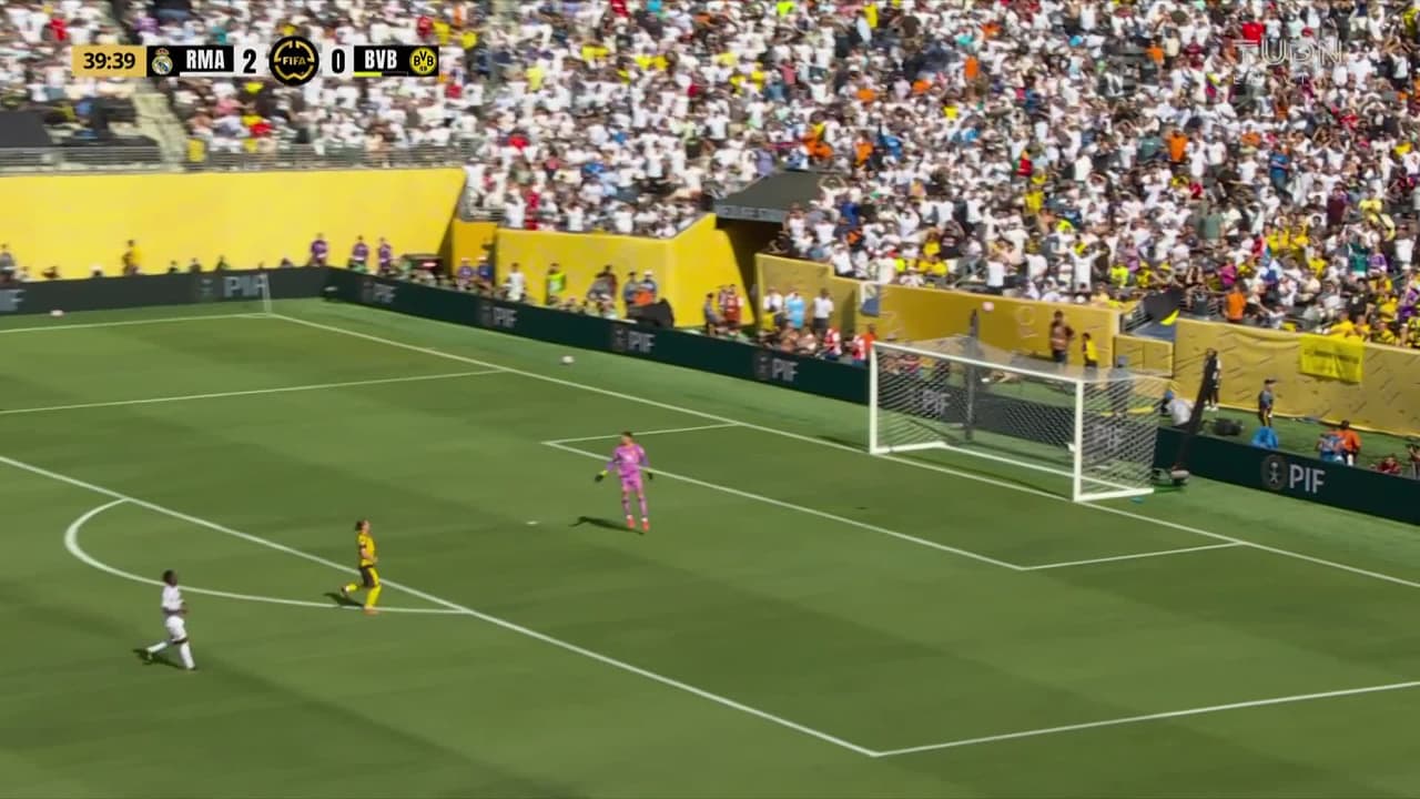 ¡Se salva el Borussia! Vini mandó el balón por arriba del travesaño