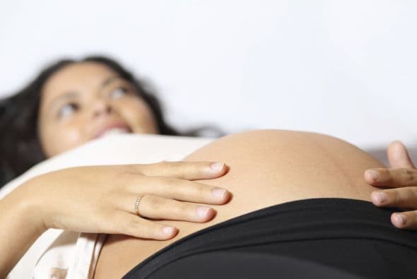 Combate las estrías del embarazo. Las propiedades de este óleo también servirían para ayudar a prevenir los efectos del estiramiento de la piel. Consulta a tu dermatólogo ante cualquier duda.