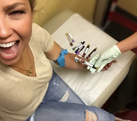 Cuida demasiado su salud, pues padeció la enfermedad de lyme, por eso hace poco se fue a realizar un estudio sanguíneo.