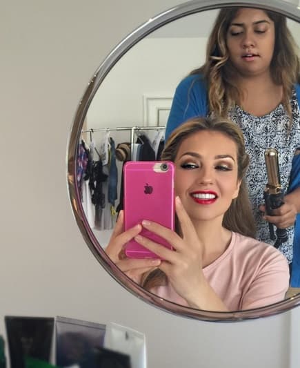 Luego vienen las divertidas sesiones de maquillaje y peinado.